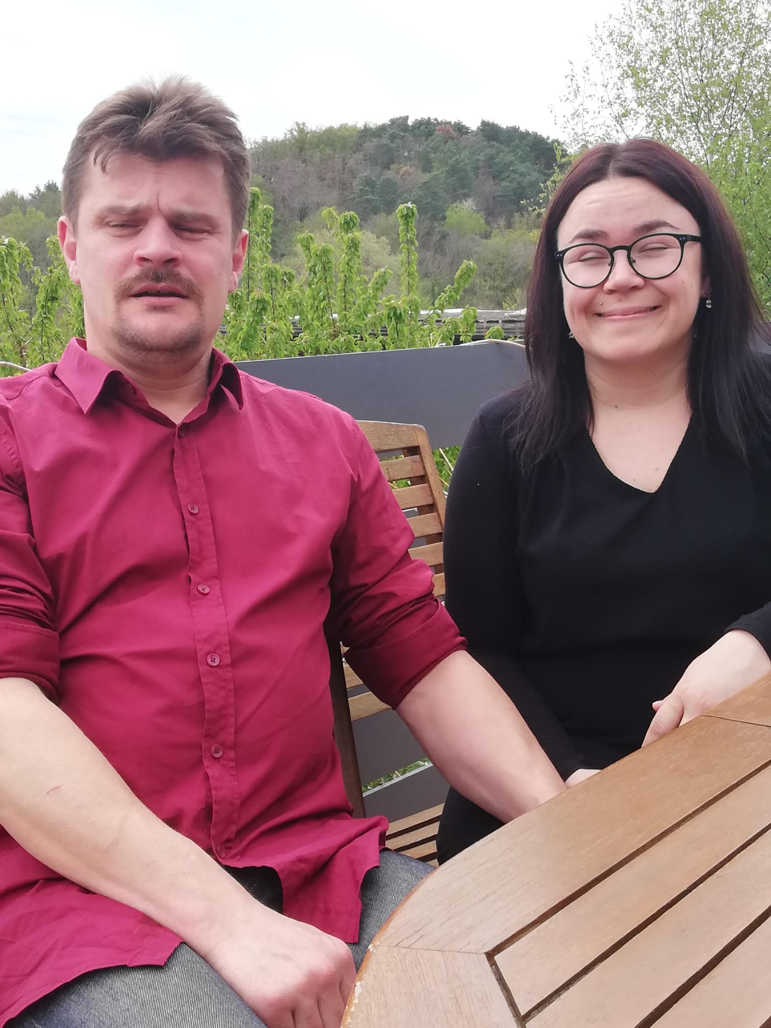 Fabien et Pauline, réunis en terrasse autour d’une table